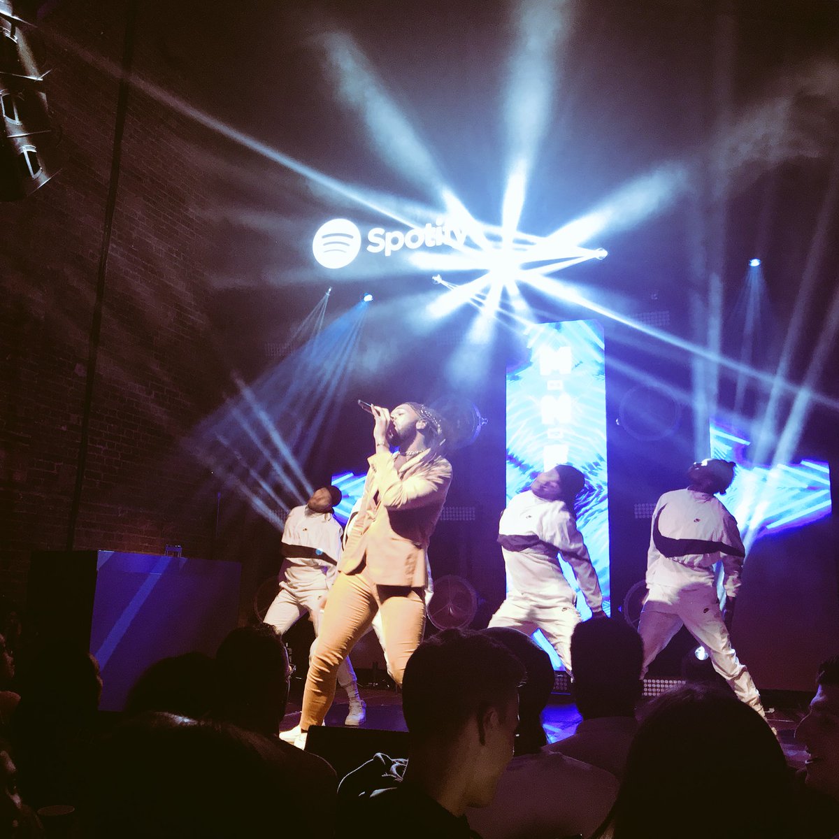 hannahalison_'s tweet photo. Spicy night oot at the @SpotifyUK Music Connections Tour ✌🏻 Unlimited tacos, g&amp;t’s + unreal performances from @MNEK &amp; @JaxJones 😍 #SpotifyMCT https://t.co/ff77GJxz9F