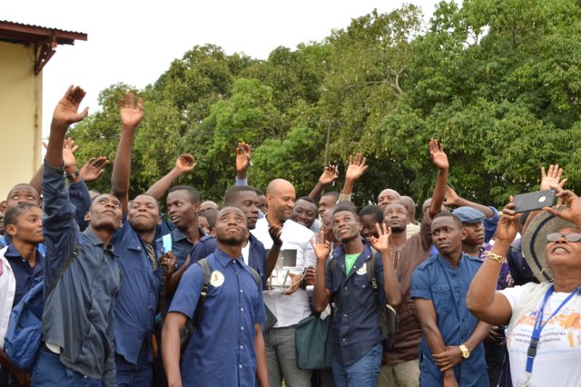 FParlange's tweet photo. Qui a dit que le🇨🇬 n'était pas #newtech ? Démonstration de drone au lycée agricole LEPAAC par @micheldjombo dans le cadre de la Semaine de l'alimentation et de l'agriculture avec la @FAOAfriqueCent au Congo, le Ministère de l'Agriculture et @UeCongo #JMA2018 #FaimZéro https://t.co/8XbA8bjRf2