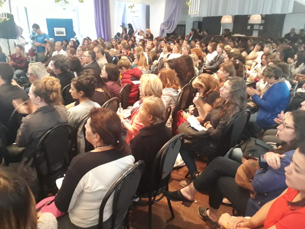 MinAgriCba's tweet photo. En el Encuentro de #MujeresRurales el cierre del #Conversatorio se dio con desafío y compromiso: la realización del 1er Encuentro de Mujeres Rurales #RegionCentro Ante un pedido de la ministra de @ProduccionSF @AliciaCiciliani el mtro @SergioBussoOK se comprometió con el pedido https://t.co/aspcsxZNg7