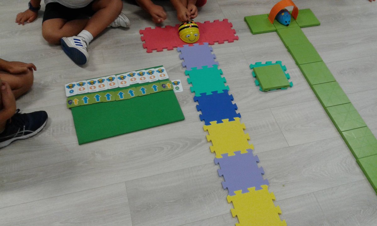 Maijo's tweet photo. En el CEIP Isabel la Católica dentro de "la hora del código" trabajamos la secuencias de códigos de lenguaje computacional con dos robots infantiles para llegar desde la casilla de salida hasta su comida.@colegioelcabo #CodeEU #CodeCanarias https://t.co/qNYlIXAaFe