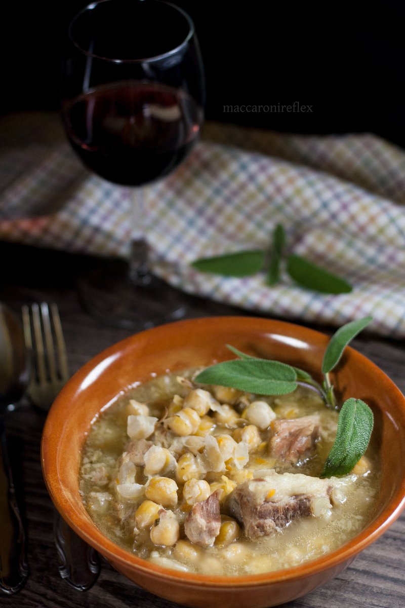 Mi piacerebbe scrivere un #articolo in cui raccolgo le #tradizioni gastronomiche delle regioni italiane per la festa di #Ognissanti e il giorno dei morti. 
Pan dei morti, fave dei morti.. dolci ma anche piatti salati tipici! 
Che ne dite, vi va di aiutarmi? Scrivetemi! <3