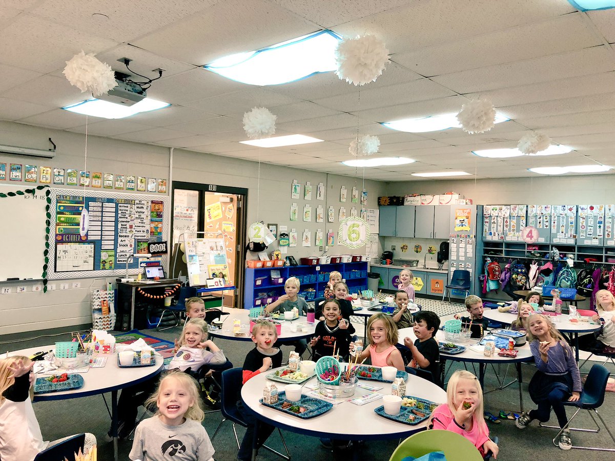 SuminskiKinders's tweet photo. Some happy KC friends eating lunch in the classroom for their Class Dojo Reward...and some unhappy friends trying broccoli and deciding it’s not their favorite 😂 I love my kinders! https://t.co/marHzlV5ox