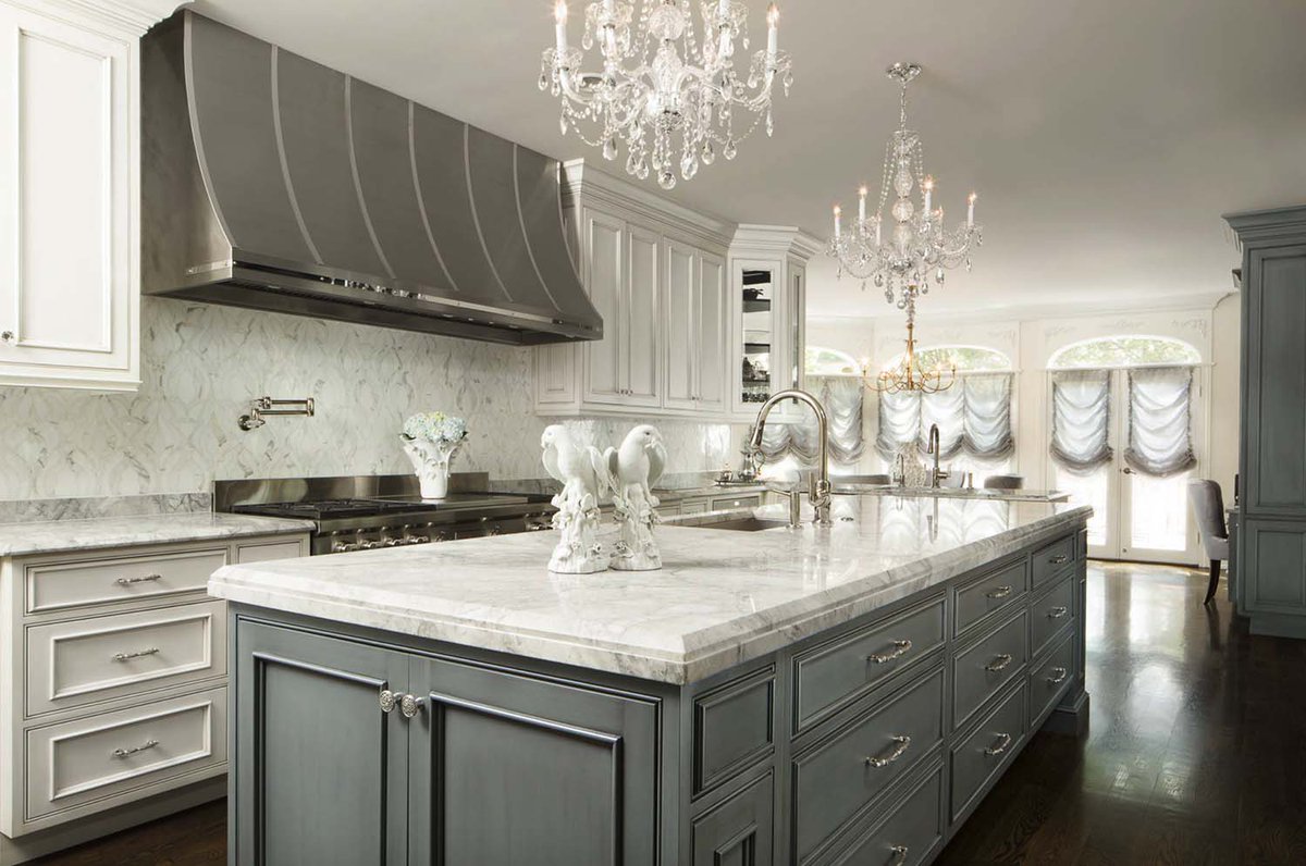 remaxeg1's tweet photo. This Chicago kitchen is one example of how to blend dramatic contrast with style in a #luxuryhome. #kitchendesign  https://t.co/FefUX6VGC7 https://t.co/MiGwUd9IbK