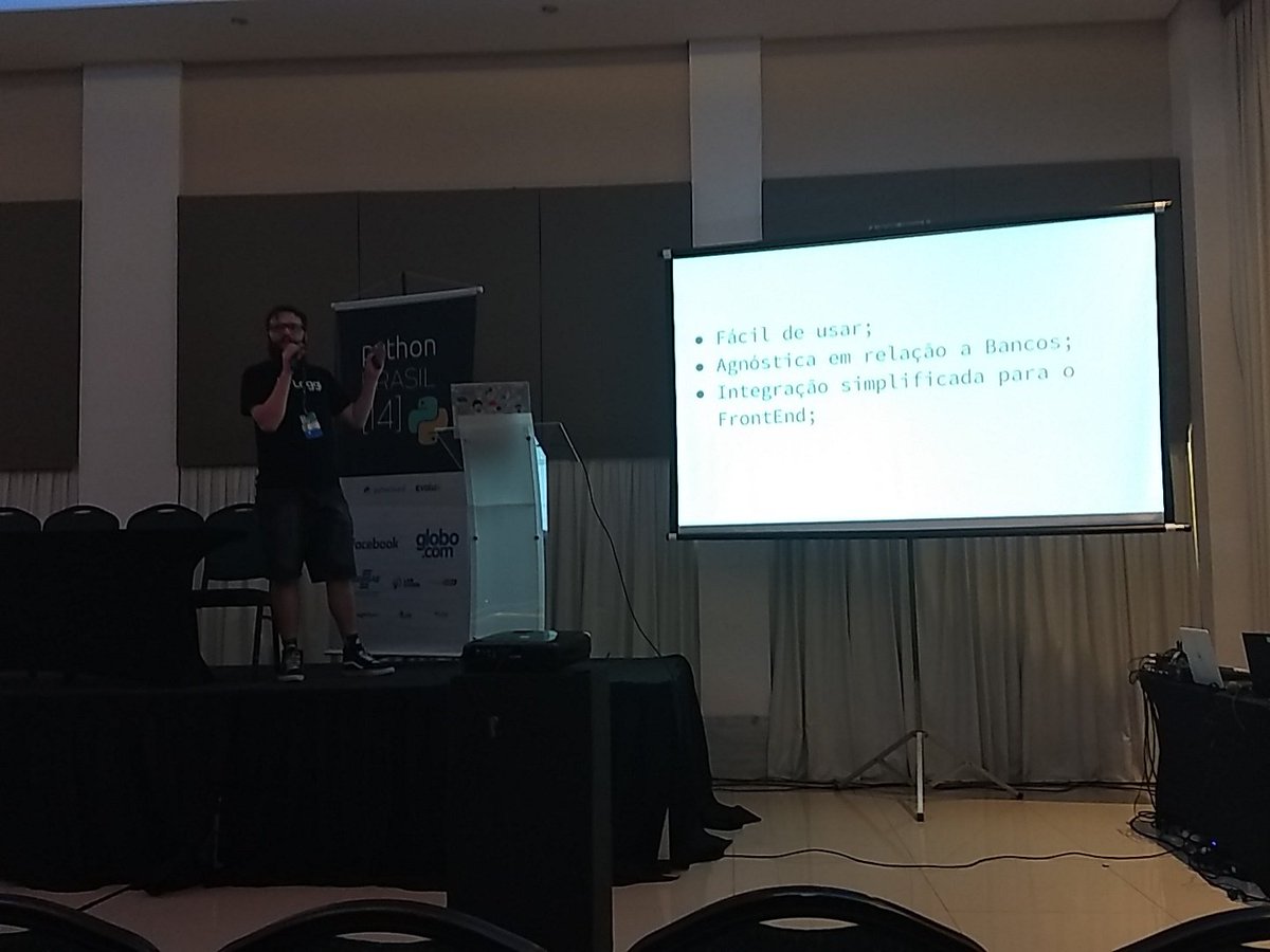 rafaelhenrique's tweet image. @cvalentefilho falando sobre GraphQL na #PYTHONBR14
