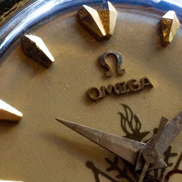 analogshift's tweet photo. One Word: Decadent. 
Several Words: Chinese Lacquer Dial with solid gold beveled, polished, and brushed markers. .
.
.
.
.
.
.
#analogshift #maketheshift #oldfashioned #omega #omegawatches #gold #lacquer #prototype #seamaster #omegaseamaster #olympics #rare #macro #watchcoll… https://t.co/YsE8fslGec