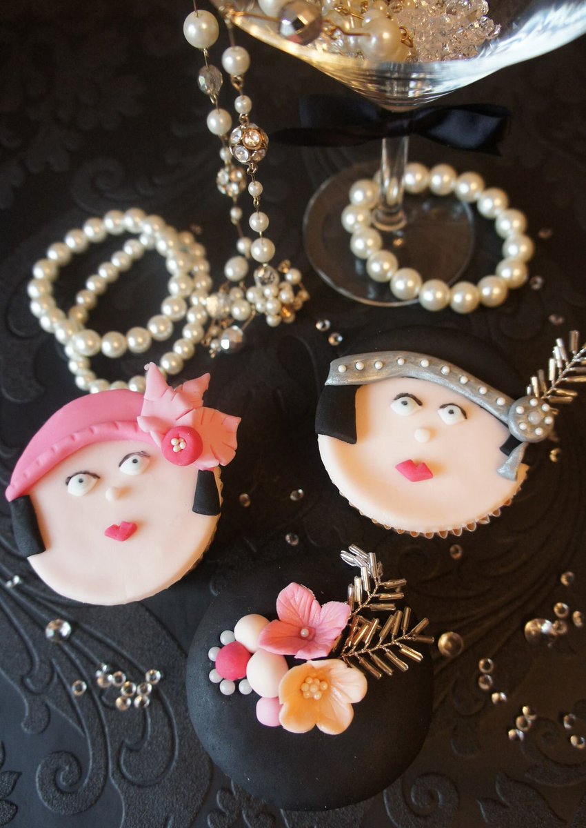 Cupcakes and...#cocktails #FridayFeeling #flappers 🍸