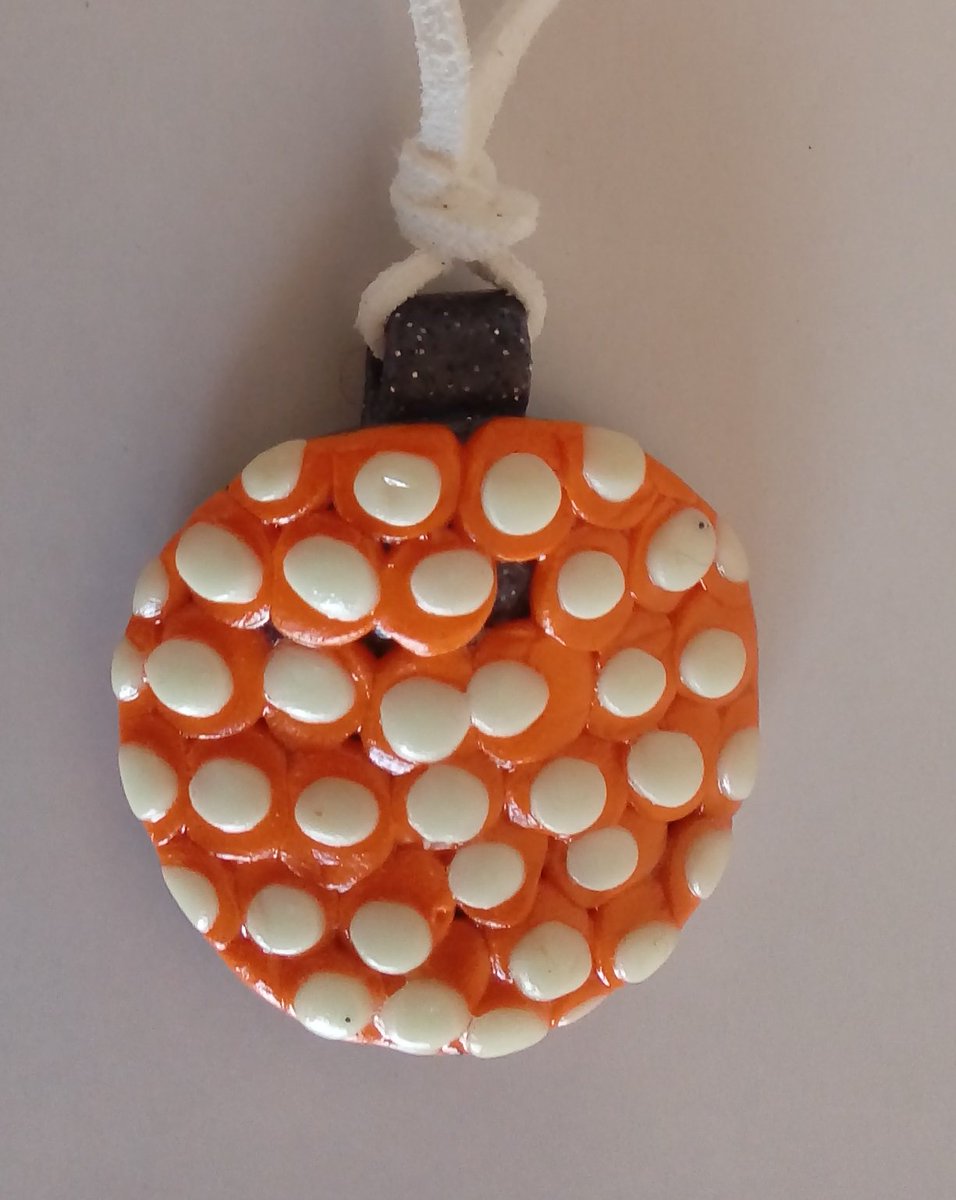 Geschenkewelt's tweet photo. HALSKETTE „BLANCO NARANJA“ Der Schmuckanhänger ist auf der Vorderseite Orange, durchzogen mit aufgesetzten perlmutt-weissen feinen Punkten. Das gibt ein ungewöhnliches Farbenensemble und ein dreidimensionalen Effekt https://t.co/wZ0fdkQfmg https://t.co/8Ch6QoYbmR
