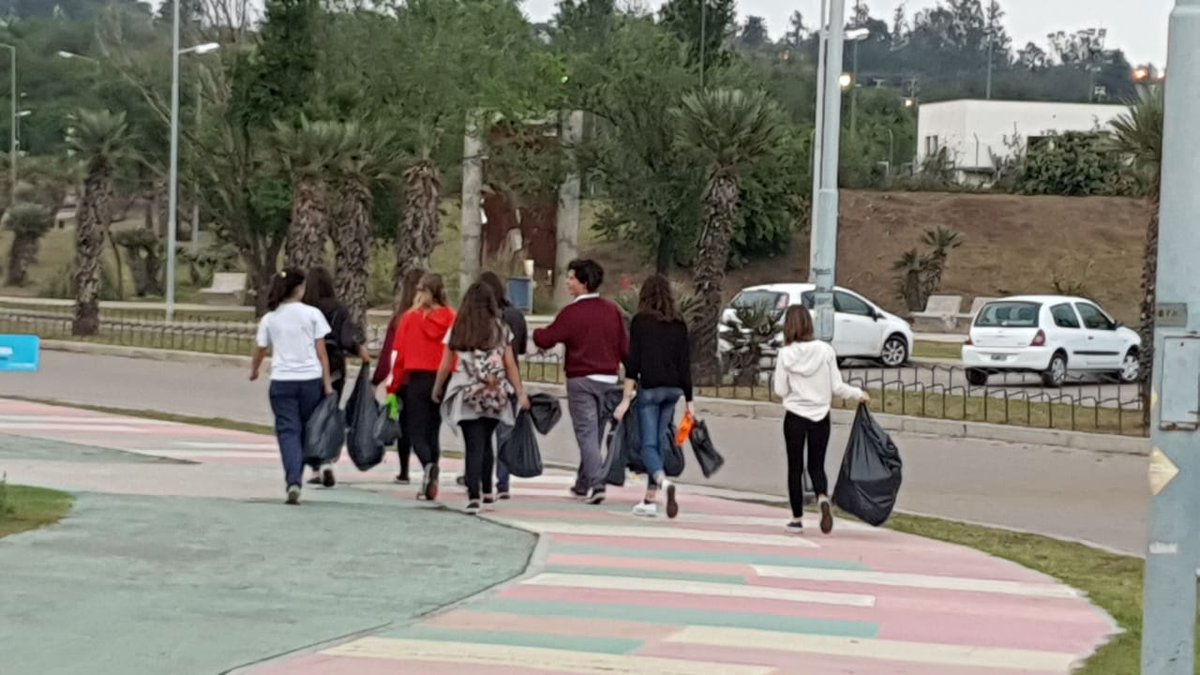 RotaryCordoba's tweet photo. Acción solidaria del Interact,  Recogiendo desperdicios del Parque Kempes https://t.co/7GulOeJ0La