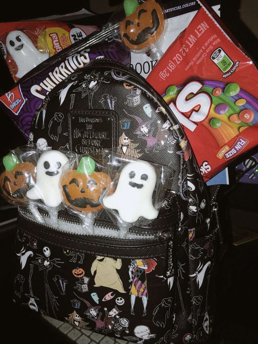 roziebz's tweet image. David got me a spooky basket 😭🧡 #spookybackpack