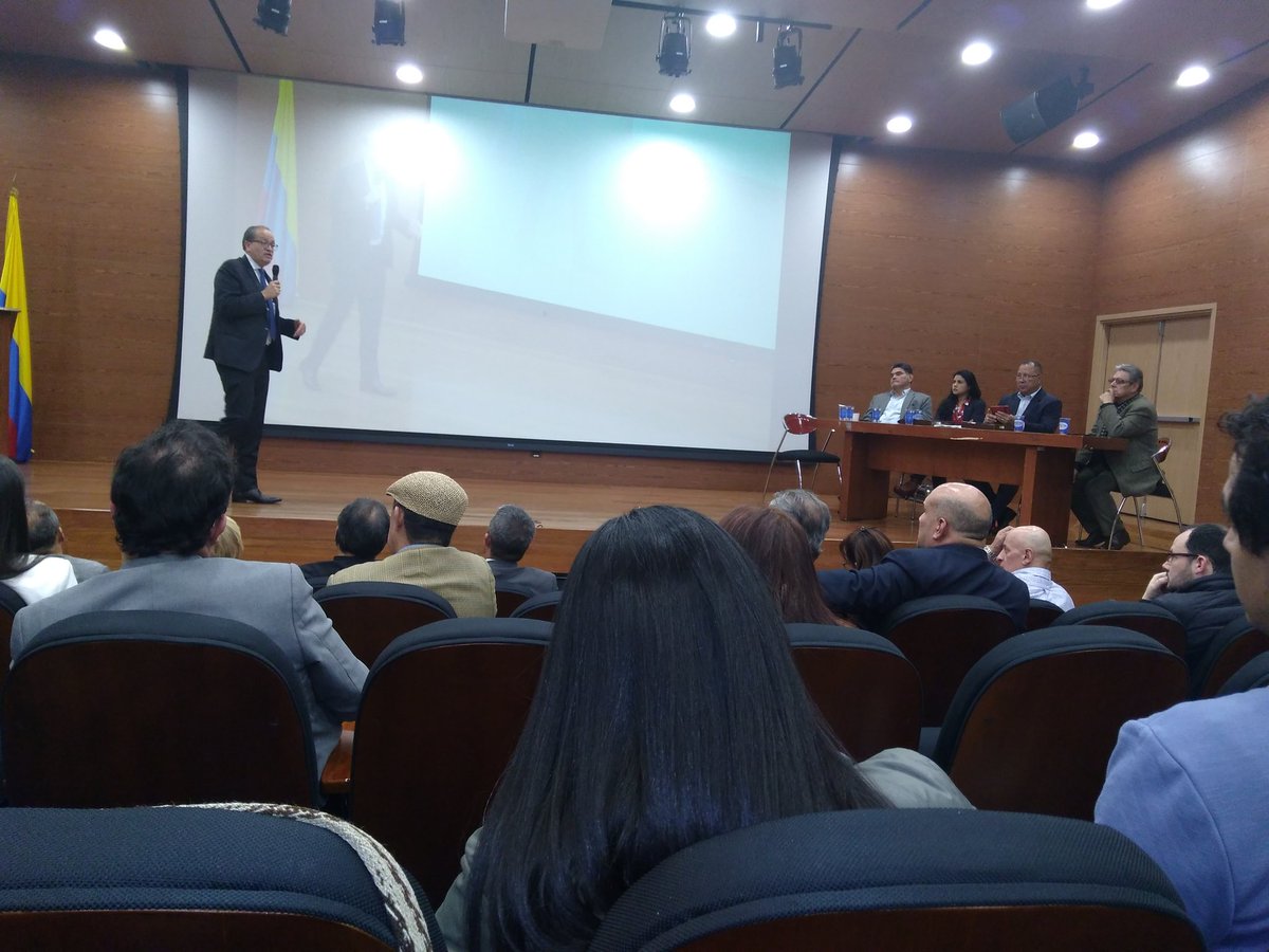ricaleguivalle's tweet photo. Escuchando al procurador General, Fernando Carrillo, en el marco del Diplomado sobre Alta Formación Política. La Ética, factor fundamental en la construcción de un Estado equitativo. @JORGELUISUTRIA @ramonalbertoso7 @rosanacabas https://t.co/6q0j2Rrh7g