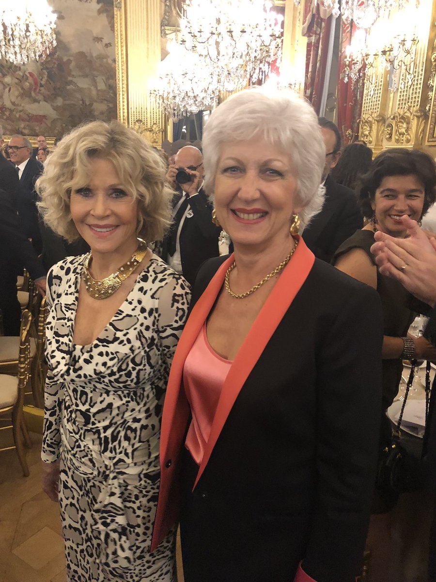 etiennebarel's tweet photo. Quand une femme de cinéma  engagée, Jane Fonda rencontre une femme banquière engagée !! 👏🏻📽🎥@mccapobianco @FestLumiere @BNPParibas https://t.co/Z2D0cmUwaI