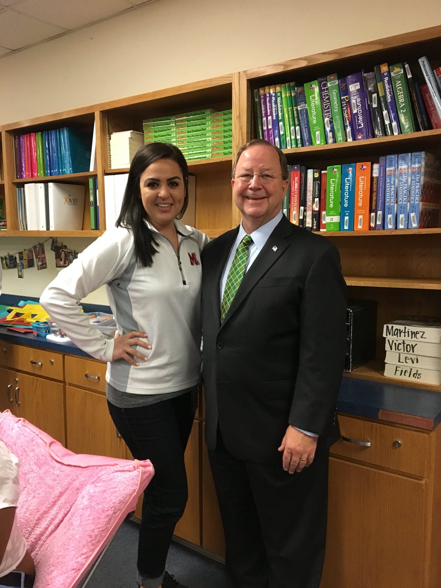 MidwayHSAVID's tweet photo. @RepBillFlores stopped by to visit with our AVID students today. Great conversations and a cool experience! https://t.co/2m4UzfWv76