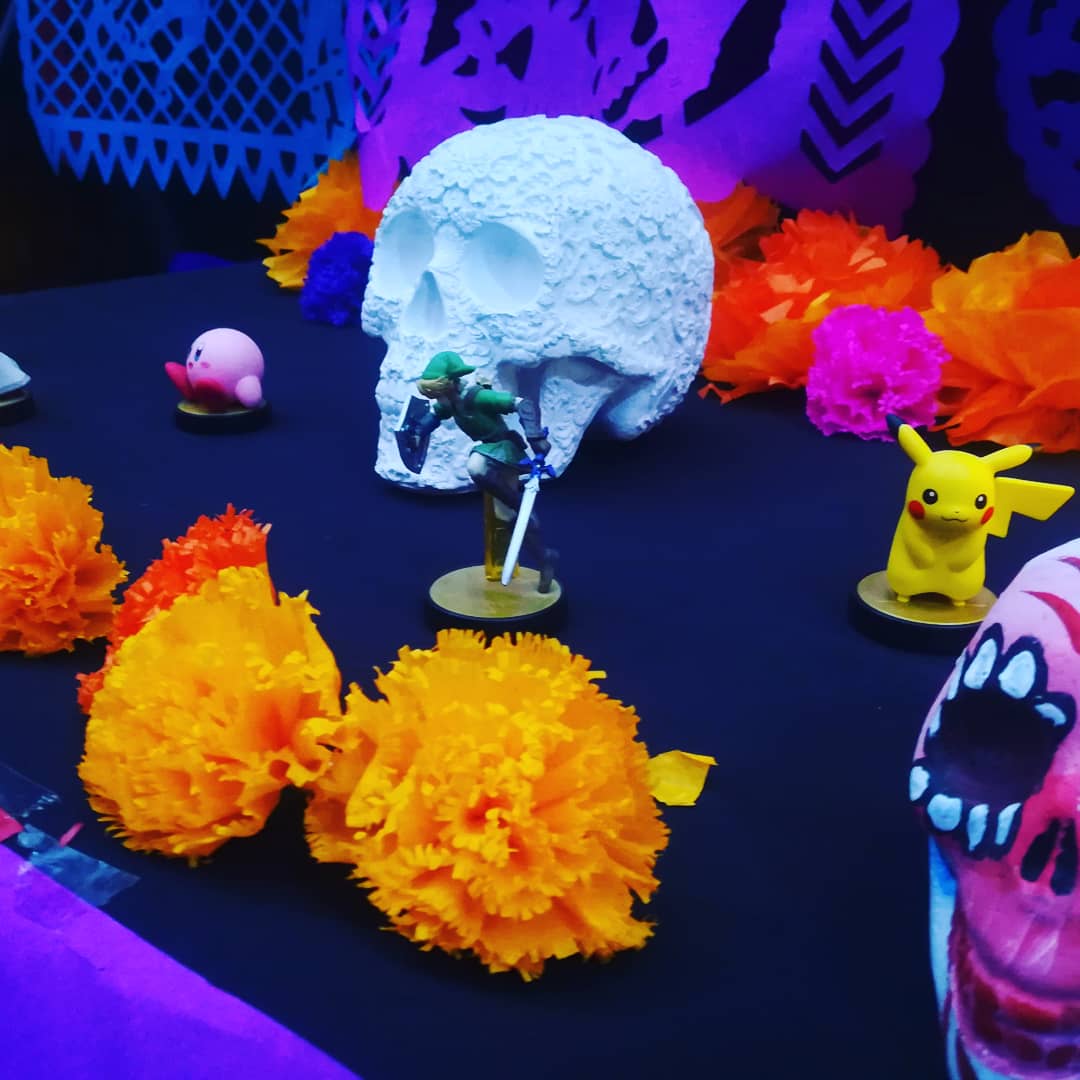 NaomyMikol's tweet photo. Hice un altar de muerto dedicado a  Satoru Iwata!!! 
 @NintendoAmerica

#satoruiwata #satoru #nintendo #gamer #Zelda #kirby #pikachu #pokemon #altardemuertos #altar #dead #diademuertos  #mexico #color  #flowers #link #restaurantegdl #guadalajara #shiroitsuki #coco #gamerbar https://t.co/QgCeOad0NF