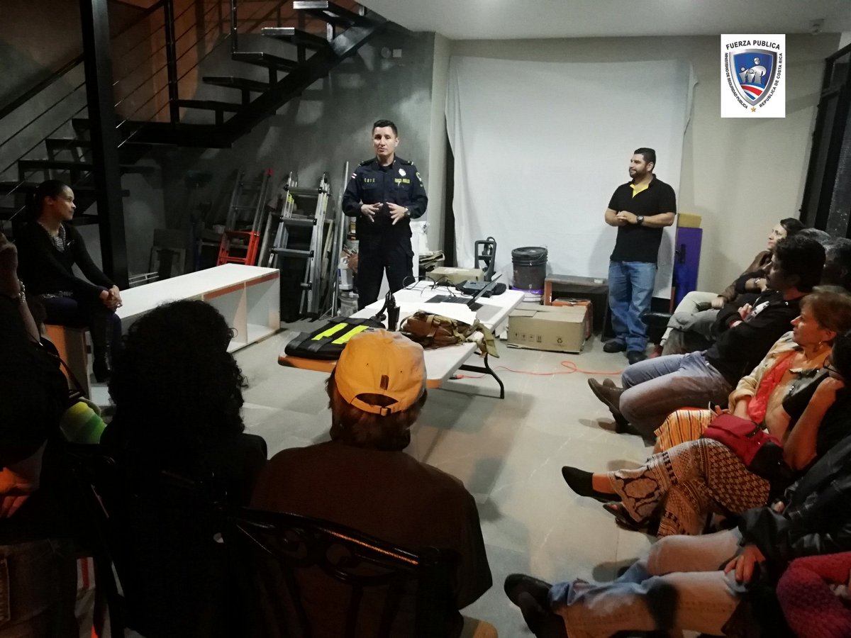 seguridadcrc's tweet photo. Seguimos uniendo fuerzas! @fuerzapublicaCR trabaja fuerte en el binomio Policía  y comunidad. Vecinos de Loma Verde del distrito San Juan en #LaUnion #Cartago se reúnen para analizar la seguridad local #LaPoliciaDeLosTicos https://t.co/tt4EBQd9Ae