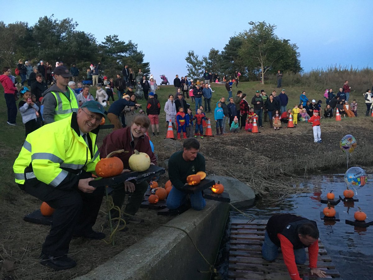 MassEEA's tweet image. This week at @MassEEA:

•@MassDCR announced improvements to Flynn Memorial Rink
•Ribbon cut on #cleanheating system for homeowner funded through #AffordableAccess Initiative
•@MassDEP awarded $800k to prevent pollution in waterways
•@MassDCR hosted 17th Neponset Pumpkin Float