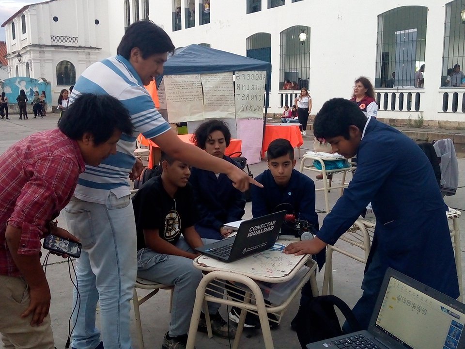 JoanaChocobar's tweet photo. El equipo de @SaltaConectados en la muestra  de una nueva Secundaria es posible #EducacionDigital. @aniberruezo https://t.co/SnzoN8IOxS