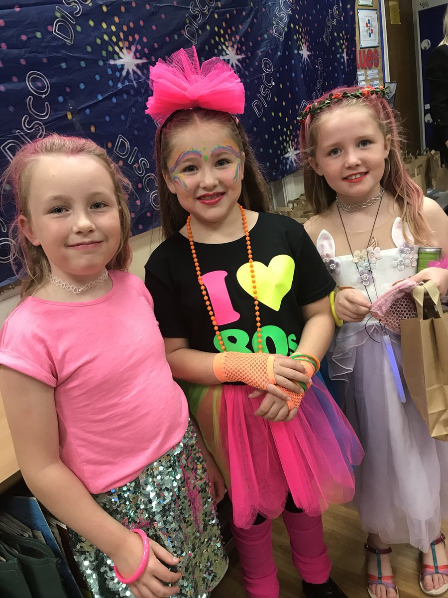 ValewoodPrimary's tweet photo. What a way to end a very busy and enjoyable first half term at ♥️VPS 2018-2019. At Valewood, we work hard and we also know how to have lots of fun! Thanks to all our new families who got ‘stuck-in’ to our #ValewoodWay already! ⭐️ https://t.co/q3UMuJp2tW