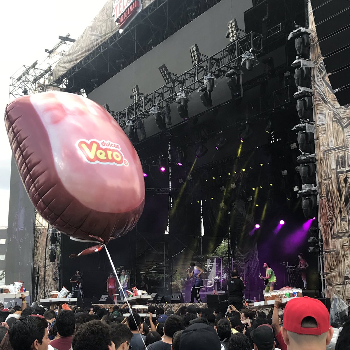 ¡Aterciopelados se presenta en el escenario prinicipal y la gente corre a ellos!  #RockeandoConVero #Coordenada2018