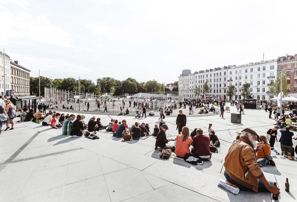 copenhagenizers's tweet photo. Becasue #Copenhagen wasn’t always “Copenhagen”
Left: Israels Plads 1961 (Photo by Copenhagen City Engineering Department)
Right: Israels Plads Today (Photo by Rasmus Hjortshøj)
h/t @MagasinetKBH https://t.co/78VHI9LvD0