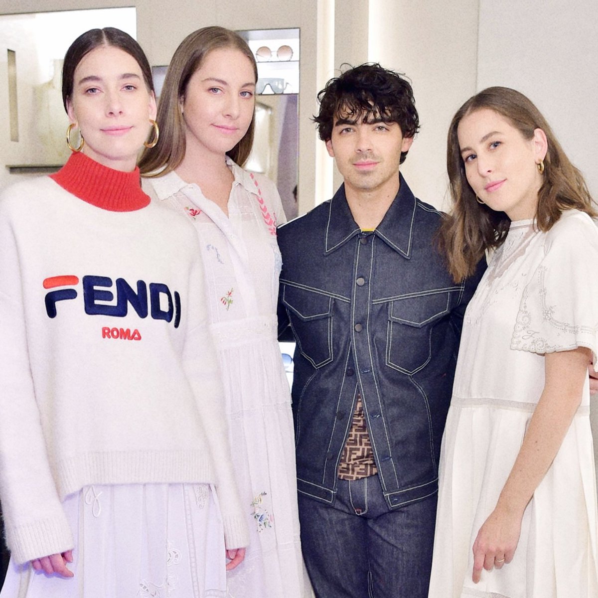 00.08┊FENDI MANIA [Capsule Collection Launch Event]

Agradecido con la invitación por parte del equipo Fendi para ser testigo de la nueva colección de ropa que muy pronto sacarán al mercado. Estoy impresionado con los atuendos, y no hay duda que pronto los tendré en mi armario.