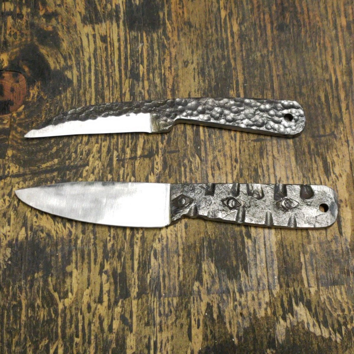 Macabee613's tweet photo. I love playing with texture. Here are a couple integral 5160 blades I forged this week. I think I'll call this my tactile line.
#macabeemetals #metalwork #Blacksmith #bladesmith #texture #pushyourboundries #knifemaking #handforged #Blade https://t.co/gejprHEBqV