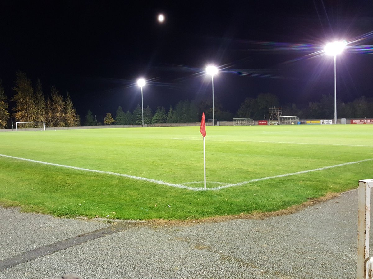 fibrofella's tweet photo. What a sight, green grass under floodlights! Wish I was pulling on the boots beside my brother #FAIJuniorCup @BaldoyleUtd away to @kilmoreceltic #jsplive https://t.co/DJIT6Q81rP
