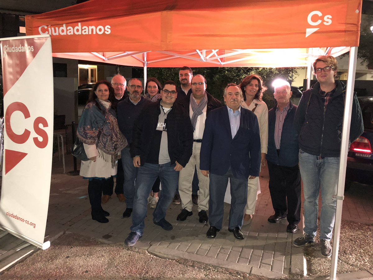 El #equiponaranja de Ciudadanos Zaratán ya está en la Carpa Ciudadana escuchando a los vecinos de nuestro municipio. Te esperamos de 20:00 a 22:00 en la Plaza de Corro #Ciudadanos #Zaratán