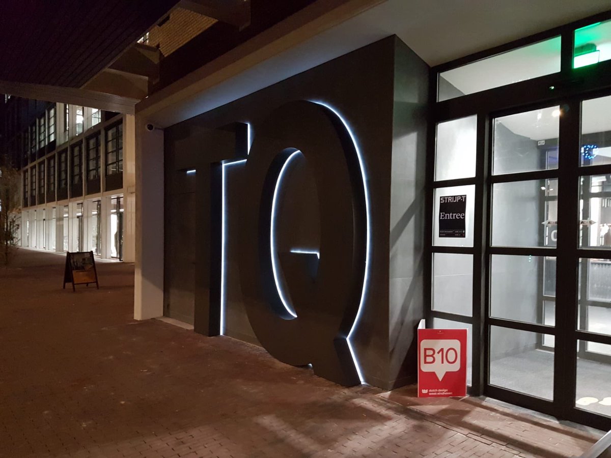 Hoe mooi is dit 😉👌 De verlichte contouren van de letters TQ op STRIJP-T
