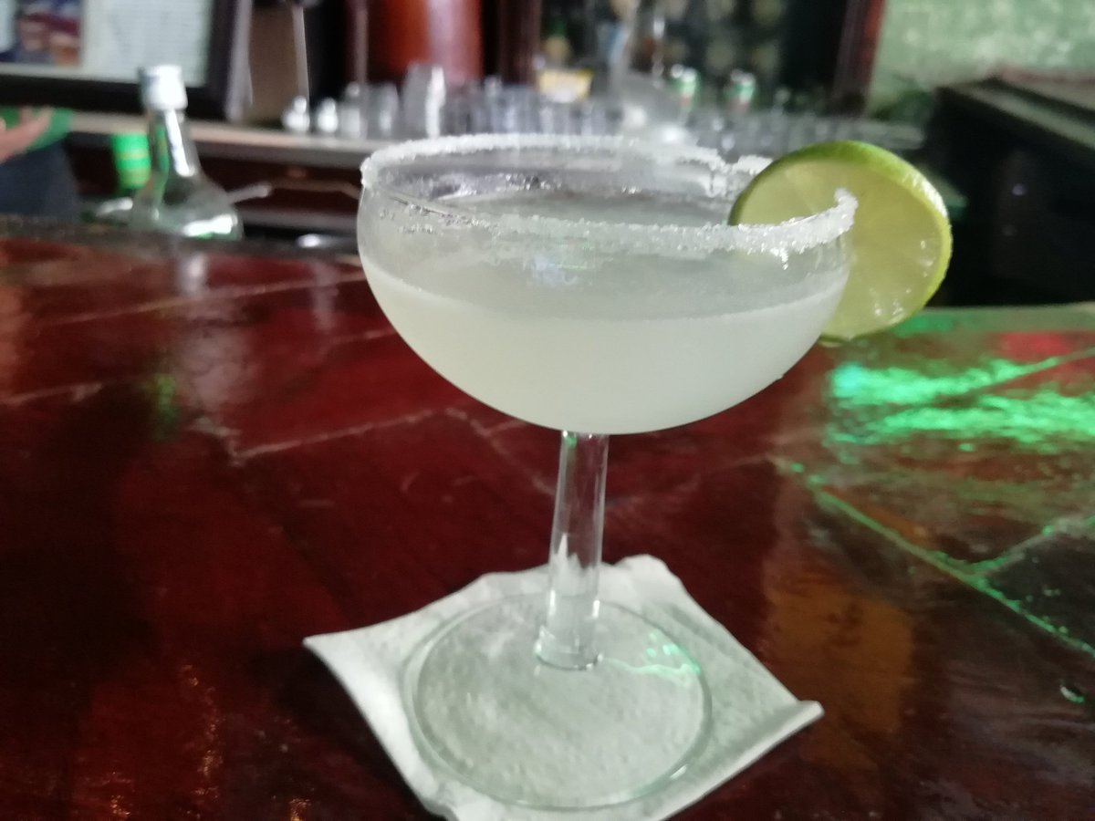 el_souvenir's tweet photo. El Bar Kentucky en Ciudad Juárez es un sitio obligado de visita, pues fue aquí donde se creó la margarita, famosa bebida a base de tequila, limón y sal @visitajuarez @VisitaChihuahua #OneRegionOneTable https://t.co/vEM2bT2zHp