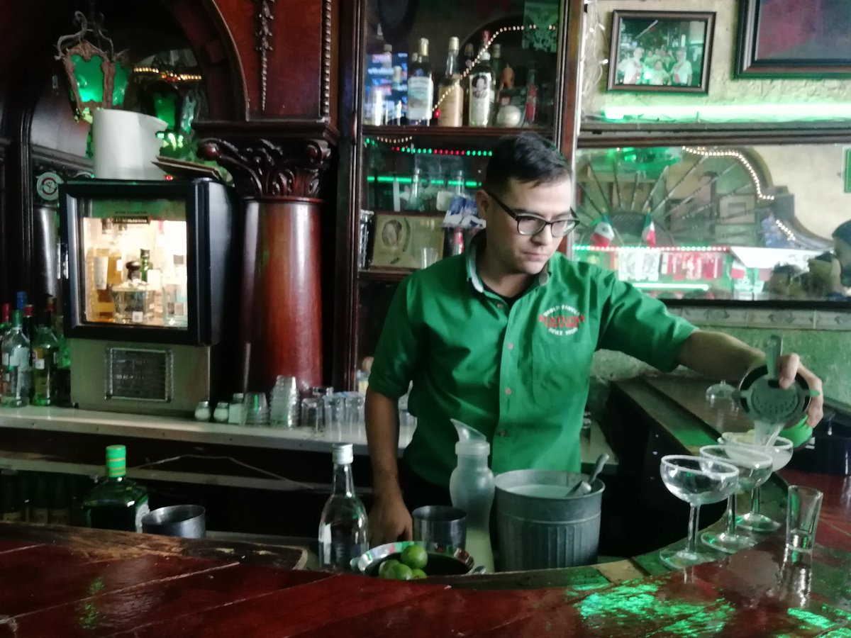 el_souvenir's tweet photo. El Bar Kentucky en Ciudad Juárez es un sitio obligado de visita, pues fue aquí donde se creó la margarita, famosa bebida a base de tequila, limón y sal @visitajuarez @VisitaChihuahua #OneRegionOneTable https://t.co/vEM2bT2zHp