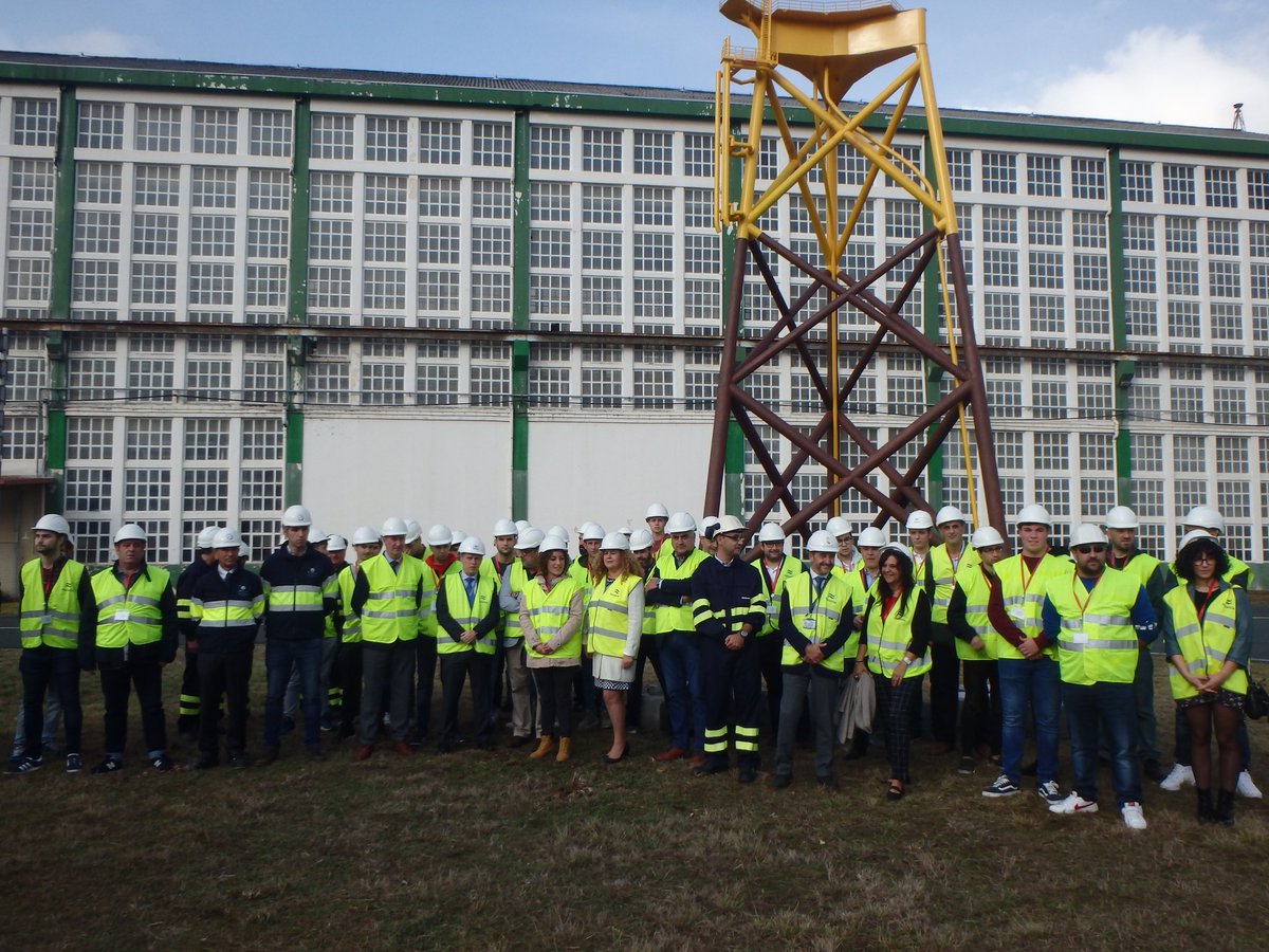 somesoproyectos's tweet photo. Hoy tuvimos el #acto de #entrega de la #minijacket, replica de las que fabrica #navantia y #windarrenovables para #iberdrola. Asistieron los #alumnos y #profesores participantes y autoridades de los centros de la #xunta, y las empresas. #somosunequipo pero siempre #behappy https://t.co/n2apo8B6Mu
