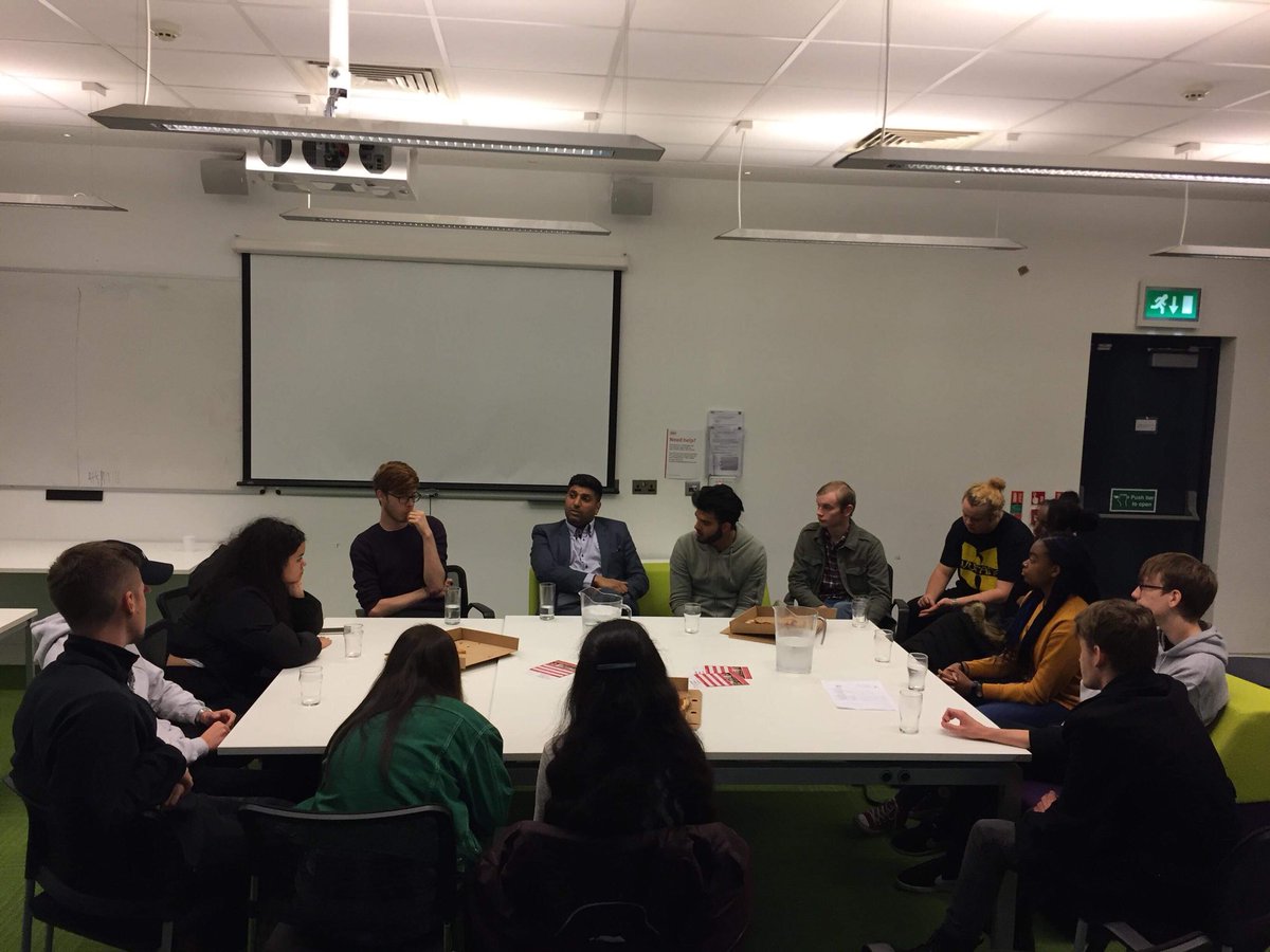 SLabourStudents's tweet photo. Cracking night of pizza and politics tonight, talking Brexit with @WajidKhanMEP 🌍🍕

Cheers to Wajid for coming down to chat with us! https://t.co/4gnaAX3Vl4