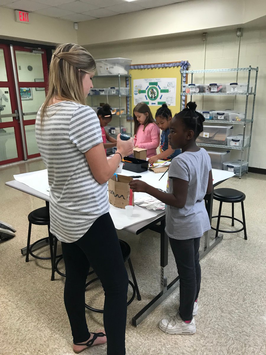 Tech_CoachLloyd's tweet image. Check out Mrs. @LearykSRI&apos;s Class!! #makerspace  #3rdgrade