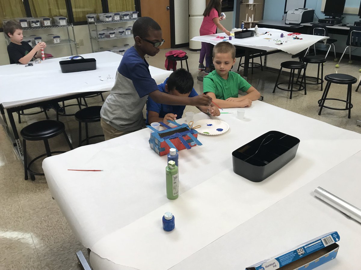 Tech_CoachLloyd's tweet image. Check out Mrs. @LearykSRI&apos;s Class!! #makerspace  #3rdgrade