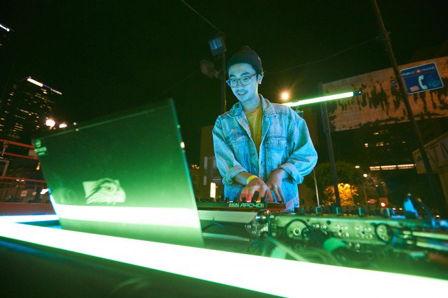 UPROXX's tweet image. These scares aren’t for the small screen. 😱  Watch projection mapping and a live music score turn an animated horror short into an interactive experience in downtown LA, all using #IntelOptanememory #CRE8 #ad uproxx.it/hvfg4rg