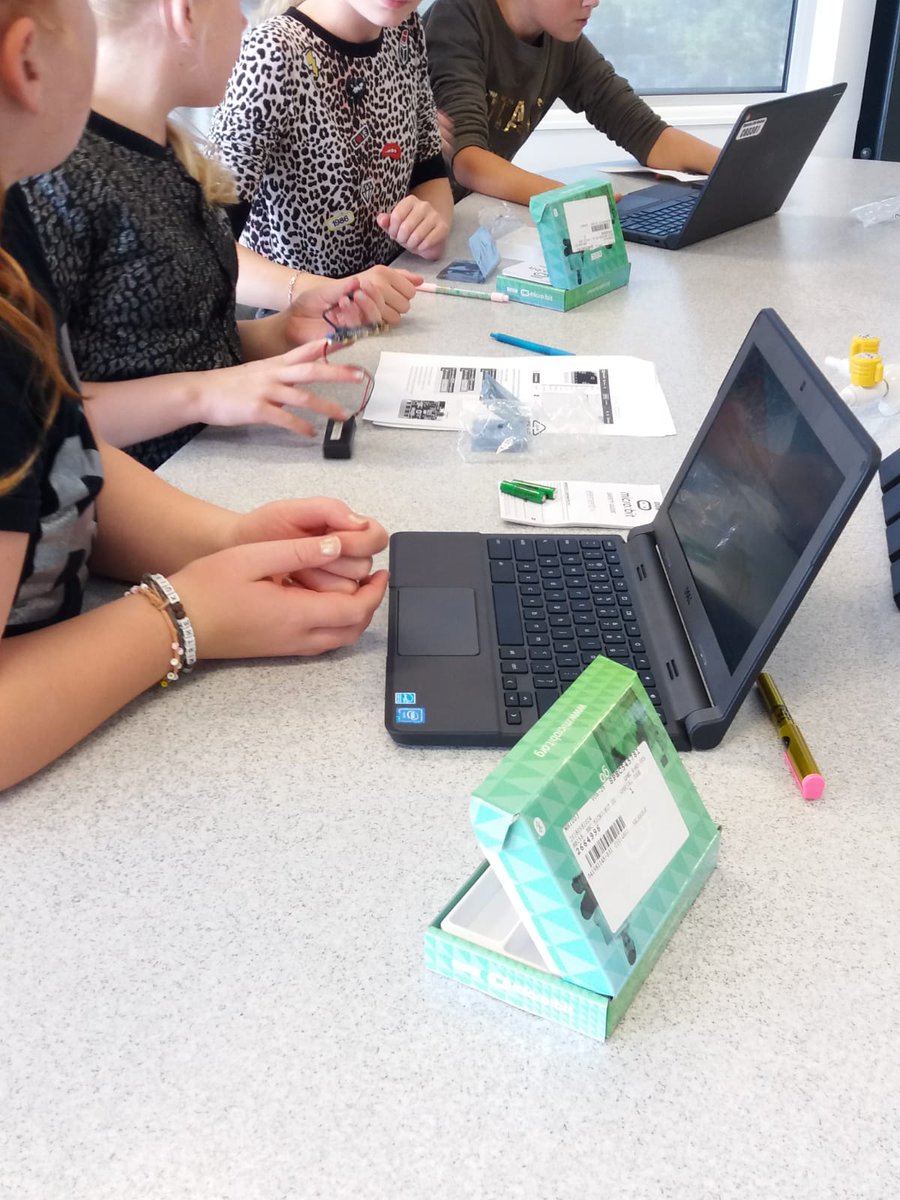 wolfsbos's tweet photo. Onze docenten geven niet alleen lessen digitale vaardigheden aan leerlingen van #RSGWolfsbos maar ook aan basisschoolleerlingen van bijna 40 #basisscholen uit #Hoogeveen en omgeving. Groot succes en veel enthousiasme!
https://t.co/0IQxSxpO1s 
#WIJZIENJOU toekomstgericht leren https://t.co/vq2afJlZzk