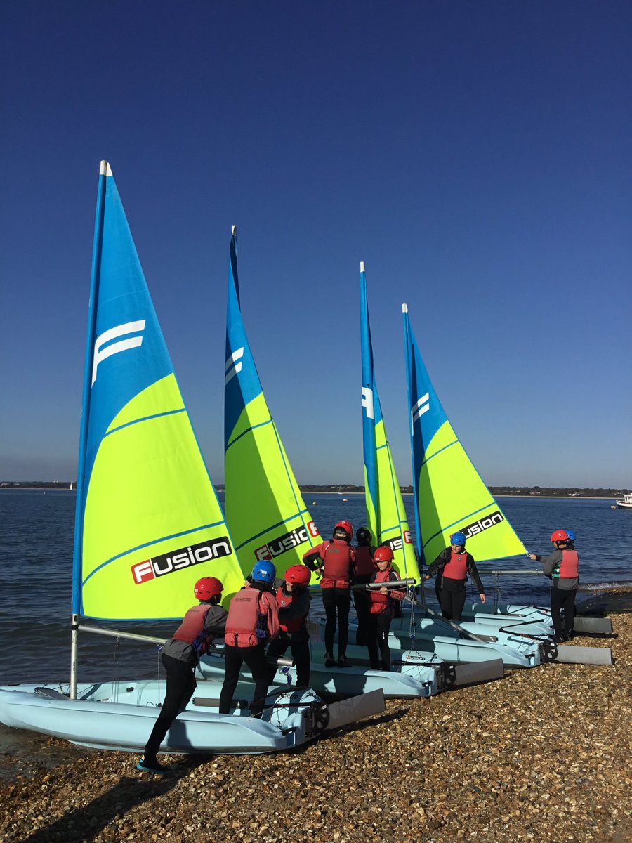 LWC_JuniorHouse's tweet photo. The 1st form get stuck into some water sports at Calshot before dinner and relaxing in front of a film. #LWC1stForm #LWCJuniorhouse #LWCtrips https://t.co/h4UgKToP2T