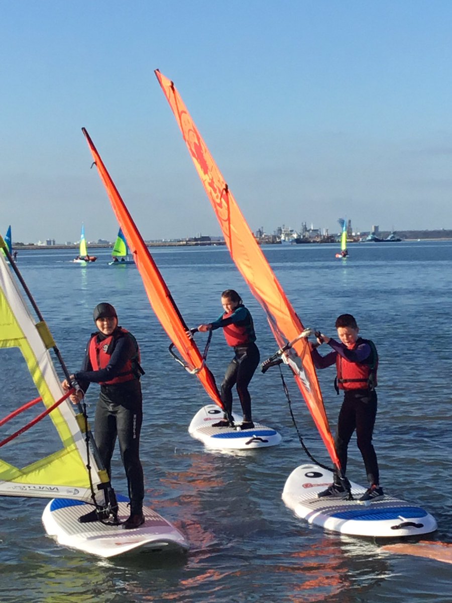 LWC_JuniorHouse's tweet photo. The 1st form get stuck into some water sports at Calshot before dinner and relaxing in front of a film. #LWC1stForm #LWCJuniorhouse #LWCtrips https://t.co/h4UgKToP2T