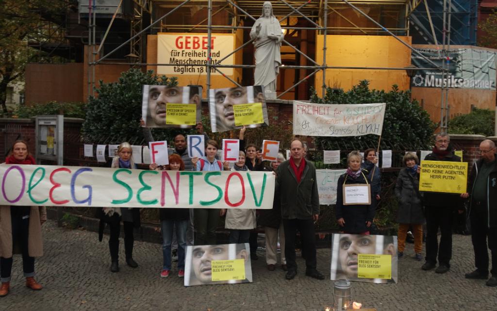 amnesty_de's tweet image. Nach 145 Tagen hat der inhaftierte Filmregisseur Oleg Sentsov seinen Hungerstreik beendet. 

Wir werden nicht aufgeben, für seine Freiheit zu kämpfen und hatten daher gestern an der Gethsemanekirche eine Mahnwache abgehalten. 🕯 
#OlegSentsov #FreeOlegSentsov