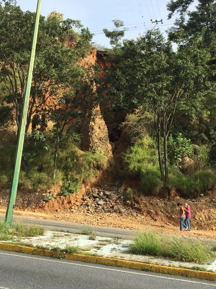ccarlosc99's tweet photo. Dm @trafficLARA peligrosa falla de borde en Santa Rosa, 10 años y gobierno no resuelve. #emica #lara #Iribarren https://t.co/rYqzksMeTy