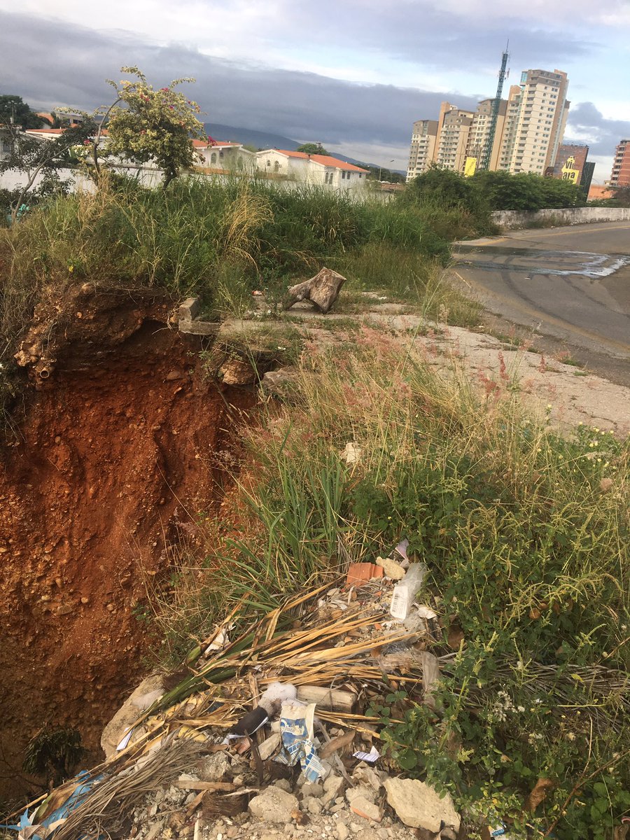 ccarlosc99's tweet photo. Dm @trafficLARA peligrosa falla de borde en Santa Rosa, 10 años y gobierno no resuelve. #emica #lara #Iribarren https://t.co/rYqzksMeTy