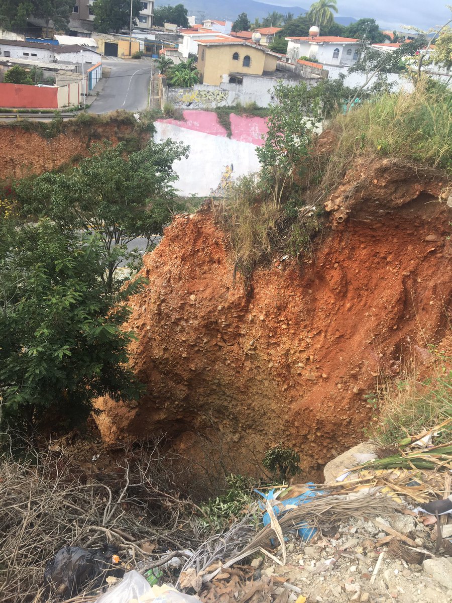 ccarlosc99's tweet photo. Dm @trafficLARA peligrosa falla de borde en Santa Rosa, 10 años y gobierno no resuelve. #emica #lara #Iribarren https://t.co/rYqzksMeTy