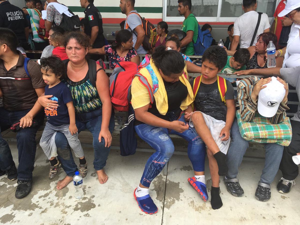 PdPagina's tweet photo. Momentos antes de que la Policía Federal rociara con gases lacrimógenos a la #CaravanaMigrante de hondureños, el secretario de Gobernación Alfonso Navarrete Prida, había asegurado que no se usaría la fuerza en contra de los migrantes https://t.co/vQXyJfnZA5