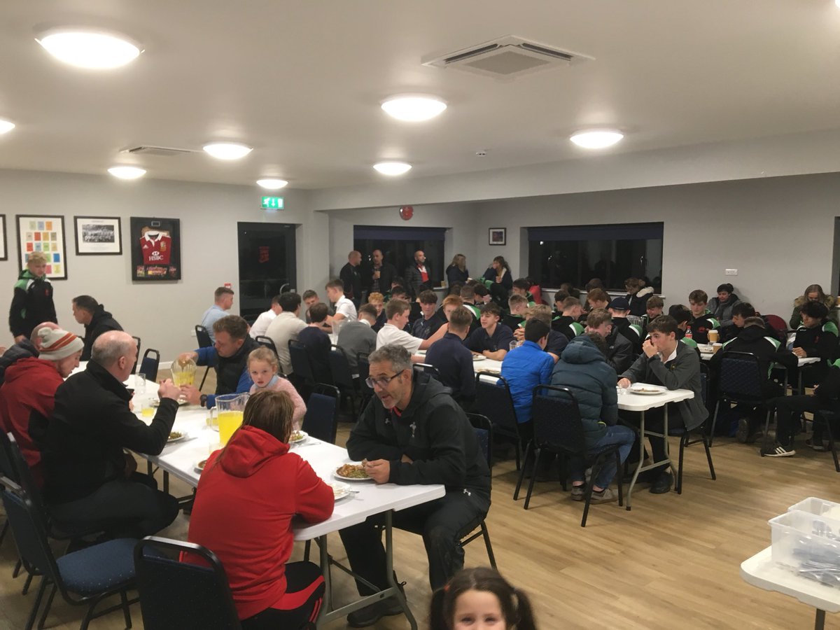 RygbiBerwyn's tweet image. Stafell Iogi @RygbiBala llawn bwrlwm wedi i @RgcSouth guro Ysgolion Blaenau Gwent 39-10 heno. Da iawn y ddau dim am ddiddanu y dorf drwy chwarae rygbi agored a chyffroes. Diolch hefyd i @IlanRowlands am ei waith caled yn y gegin!!!!
#NiywRGC