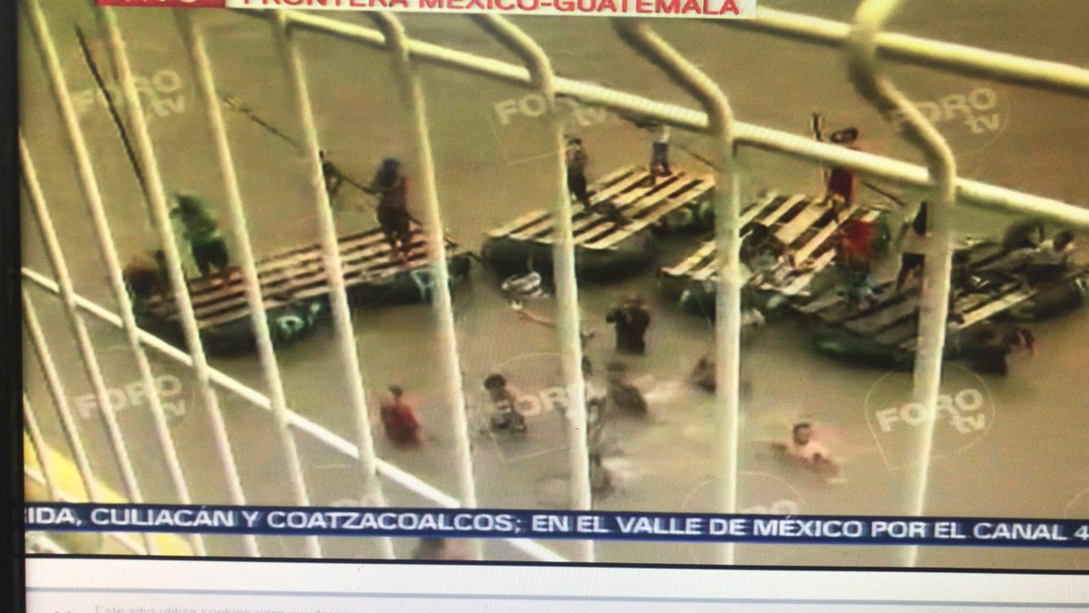 Niños, mujeres, personas que no saben nadar, se lanzan al río para salvar su vida. 

¡Abran la frontera carajoOOOO! 

Hondureño, hermano, bienvenido a territorio mexicano. 

#CaravanaMigrante #CaravanaHondureña #CaravanaDelMigrante