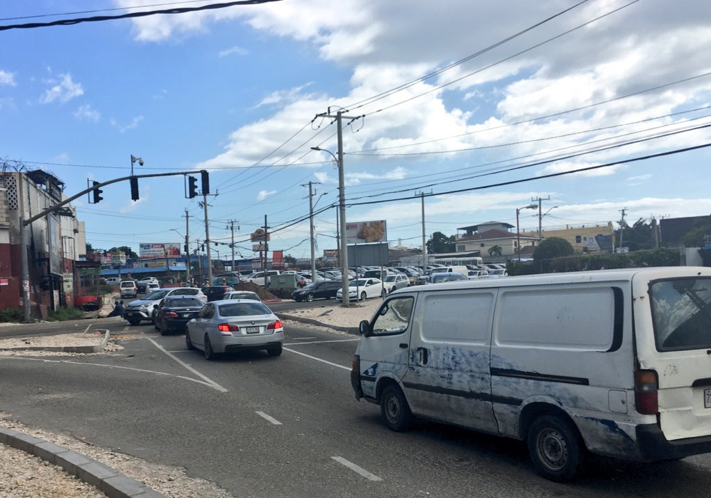 KemoyMedia's tweet photo. If you’re in the vicinity of Red Hills Rd leading onto Eastwood Park Rd be very cautious. There are broken traffic lights and no traffic police on location. @televisionjam @ujs_news @All_Angles @NWA_JA https://t.co/lkwteiNAt5