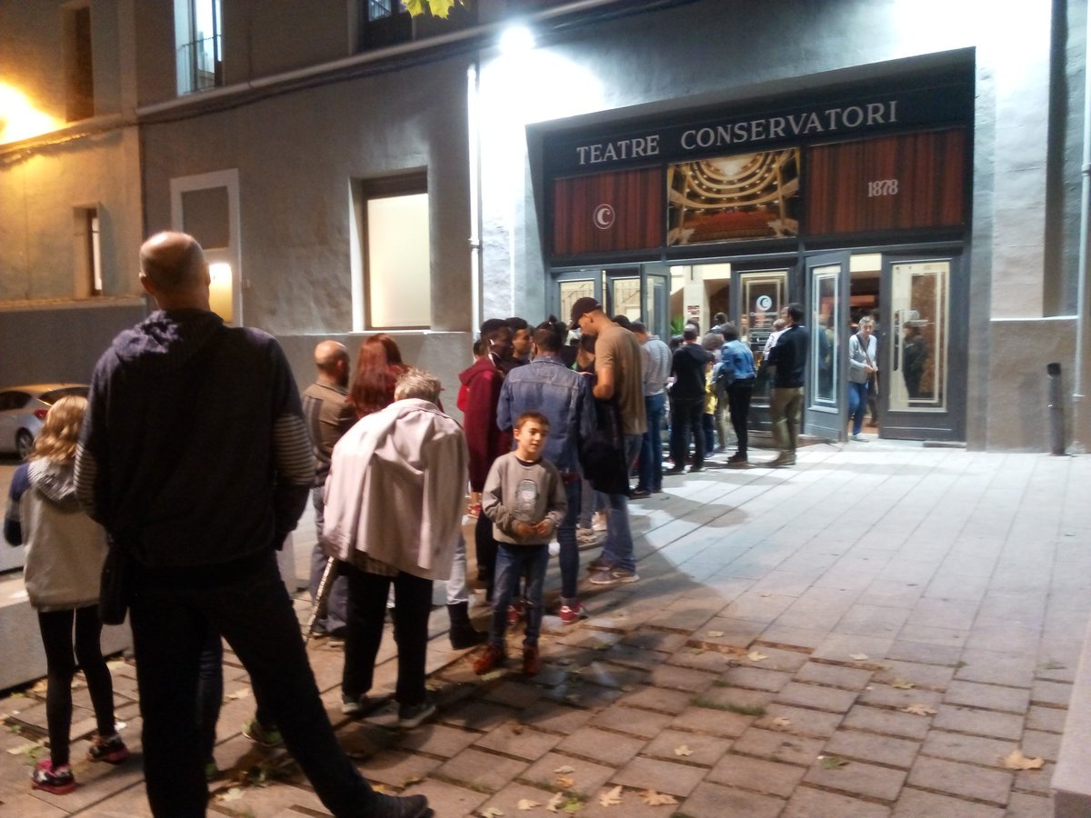 Kursaalmanresa's tweet photo. Ara mateix arrenca el cicle #PlateaJove al Teatre Conservatori amb els divertidíssims #Chapertons i l'espectacle de pneumàtics 'Rodó' #Manresa @gallinermanresa https://t.co/oEppsxfBuW
