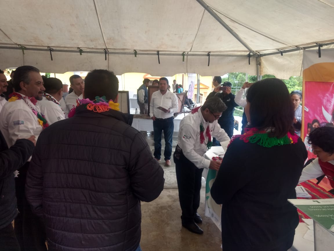 LICONSA_SLP's tweet photo. En pago de pensión para adultos mayores; operativo de empadronamiento y entrega de Tarjetas  de Dotación a Beneficiarios del municipio de Huehuetlán en la #HuastecaPotosina 
@EPN @EvielPM @AbelardoManzoG https://t.co/KMKIe1LpcM