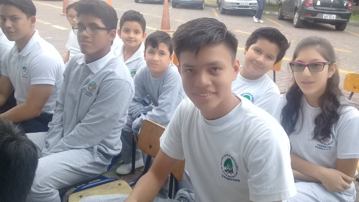 EducacionZ8_Ec's tweet photo. Palabras de Andrés Carchipulla, rector de la UEM Dr. Alfredo Vera Vera: Esta metodología nos permite el empoderamiento de nuestros estudiantes en relación al medio ambiente. El contacto que ellos tienen con la naturaleza tiene excelentes beneficios cognitivos. #EducaConTini https://t.co/qlFuaPzDVY