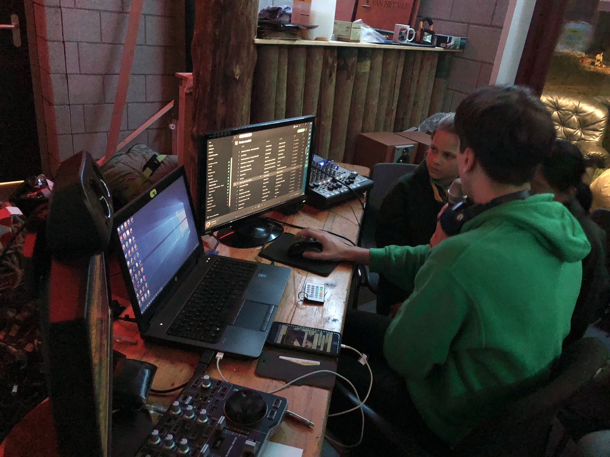 We zijn live op 105.1FM #sbwfm #scouting <a href="/jotajoti_nl/">JOTA-JOTI Nederland</a>